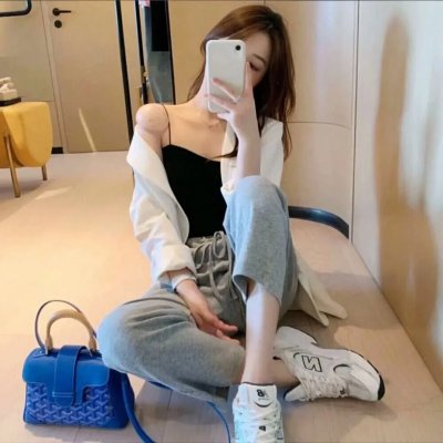 随盲柳入眠的女人